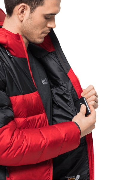 Adrenaline Riet-modus Nebelhorn Trekt Hoodie Met Jack Wolfskin Aan